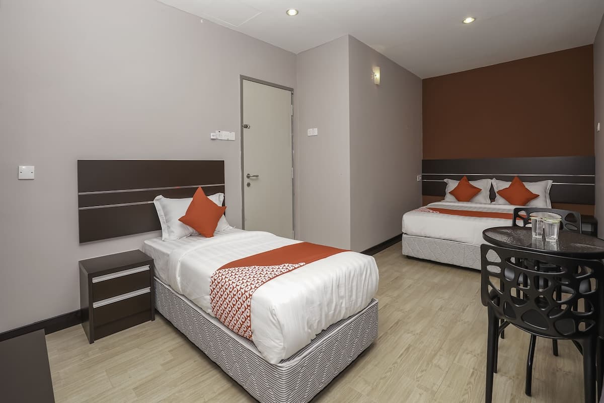 Habitación triple Deluxe, varias camas | Escritorio, wifi gratis y ropa de cama