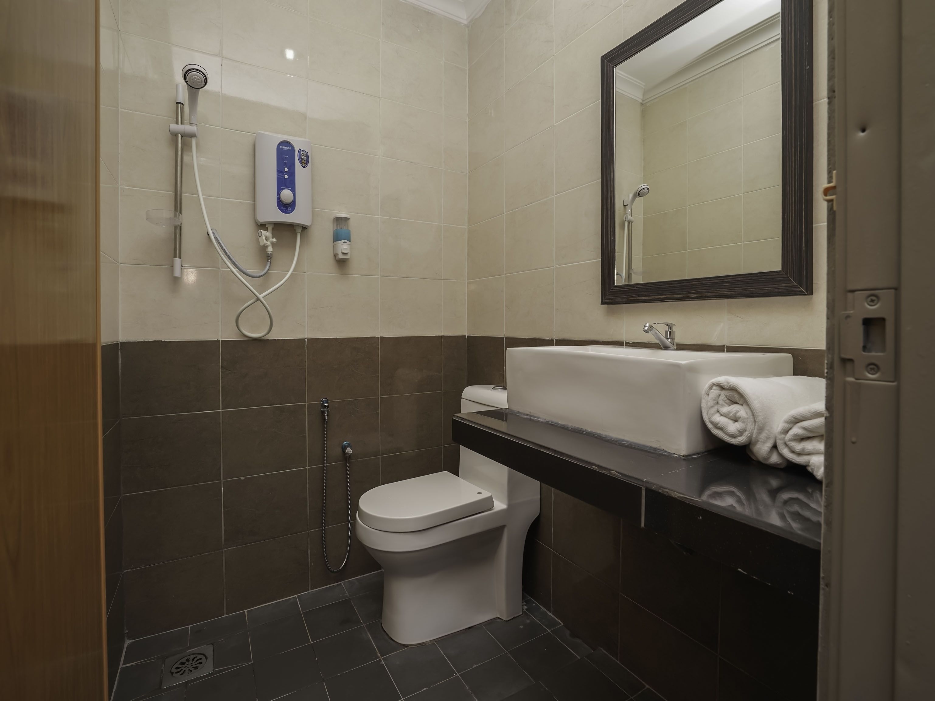 Deluxe Double Room, 1 Double Bed | Bathroom | Shower, free toiletries, bidet, towels