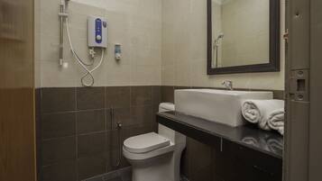Deluxe Double Room, 1 Double Bed | Bathroom | Shower, free toiletries, bidet, towels