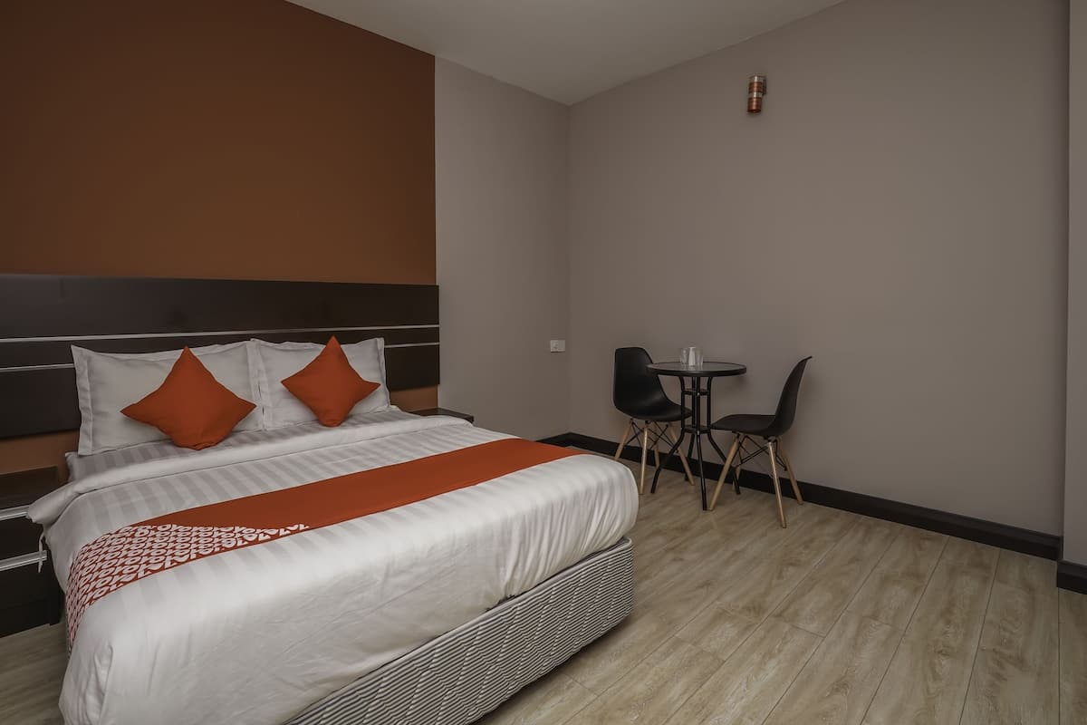 Habitación doble estándar, 1 cama matrimonial | Escritorio, wifi gratis y ropa de cama