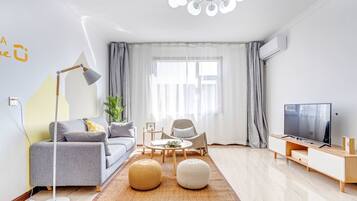 Familienapartment, 2 Schlafzimmer | Wohnzimmer | Fernseher