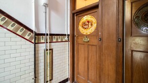 A wooden door with a brass handle and a glass panel with a decorative design. - Nairn Apartment - West End close to University (Glasgow)