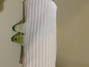 Ducha, secador de pelo, toallas y jabón
