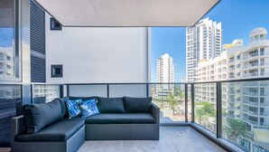 Apartamento luxo, 2 quartos | Sacada