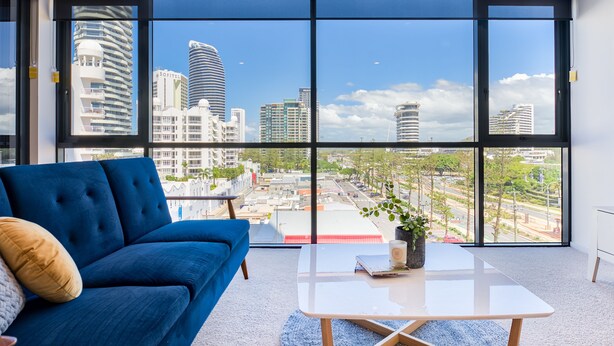 Apartamento luxo, 2 quartos | Área de estar | TV LED