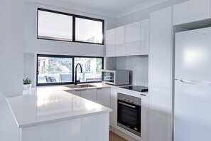 Refrigerador con freezer, microondas, horno, placa de cocina