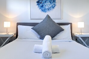 3 habitaciones, tabla de planchar con plancha y ropa de cama 