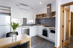 Deluxe Apartment, 1 Bedroom | In-room dining