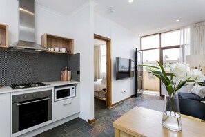 Deluxe Apartment, 1 Bedroom | Private kitchen