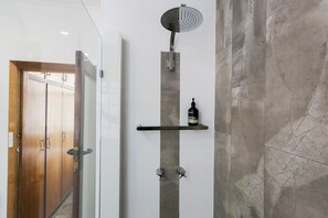 Deluxe Apartment, 1 Bedroom | Bathroom shower
