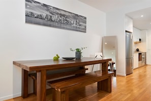 2 Bedroom Deluxe Apartment with Tri Bunk Bed | In-room dining - Bayside Apartment just 5km from City Center (Port Melbourne)