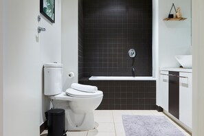 2 Bedroom Deluxe Apartment with Tri Bunk Bed | Bathroom | Combined shower/tub, free toiletries, hair dryer, towels