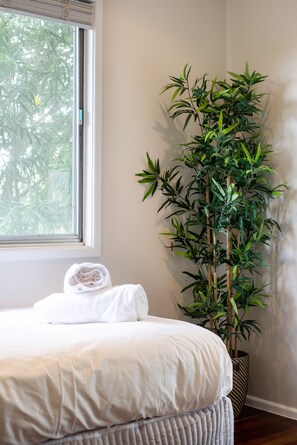 Deluxe House, 4 Bedrooms | 4 bedrooms, iron/ironing board, free WiFi, bed sheets - Scenic Views from a 4 bedroom Entertainment (Wynnum)
