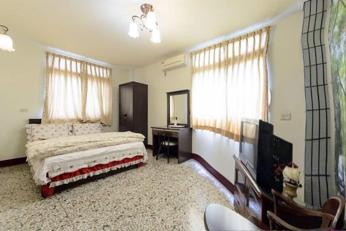 Desk, soundproofing, rollaway beds, free WiFi