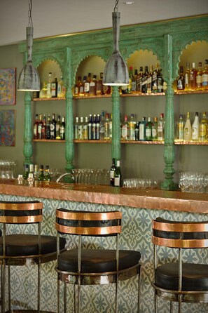 3 bares y bar junto a la piscina