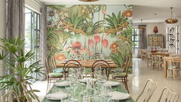 3 restaurants; breakfast, lunch, and dinner served