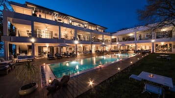 2 hồ bơi ngoài trời, dù/ô trên bãi biển/hồ bơi, ghế dài tắm nắng