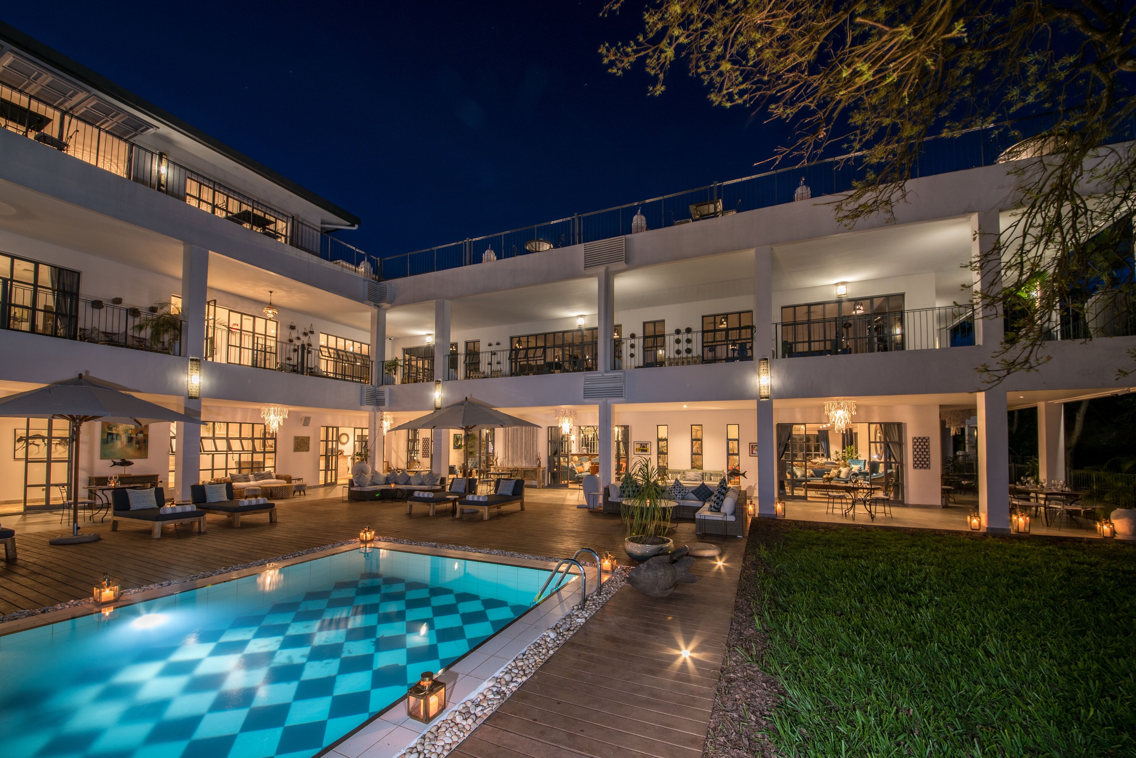 2 من حمّامات السباحة الخارجية، مظلات على حمّام السباحة، مقاعد للتشمس