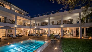 2 Außenpools, Sonnenschirme, Liegestühle