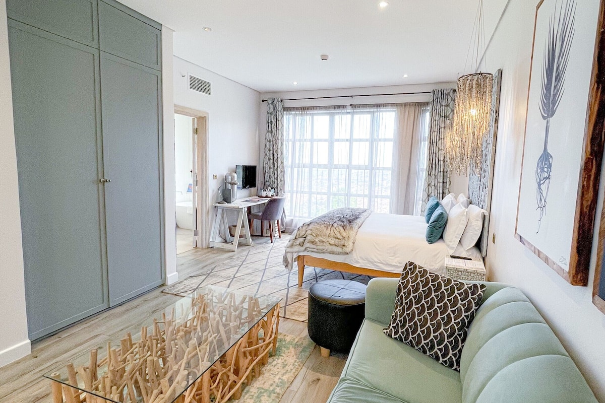 junior studio suite | living area | 32-inch lcd tv with cable channels, tv