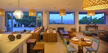 3 bars/lounges, poolside bar