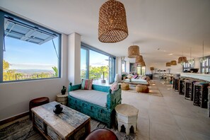 3 bars/lounges, poolside bar