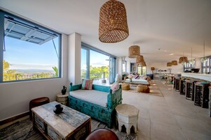 3 bares, bar junto a la piscina