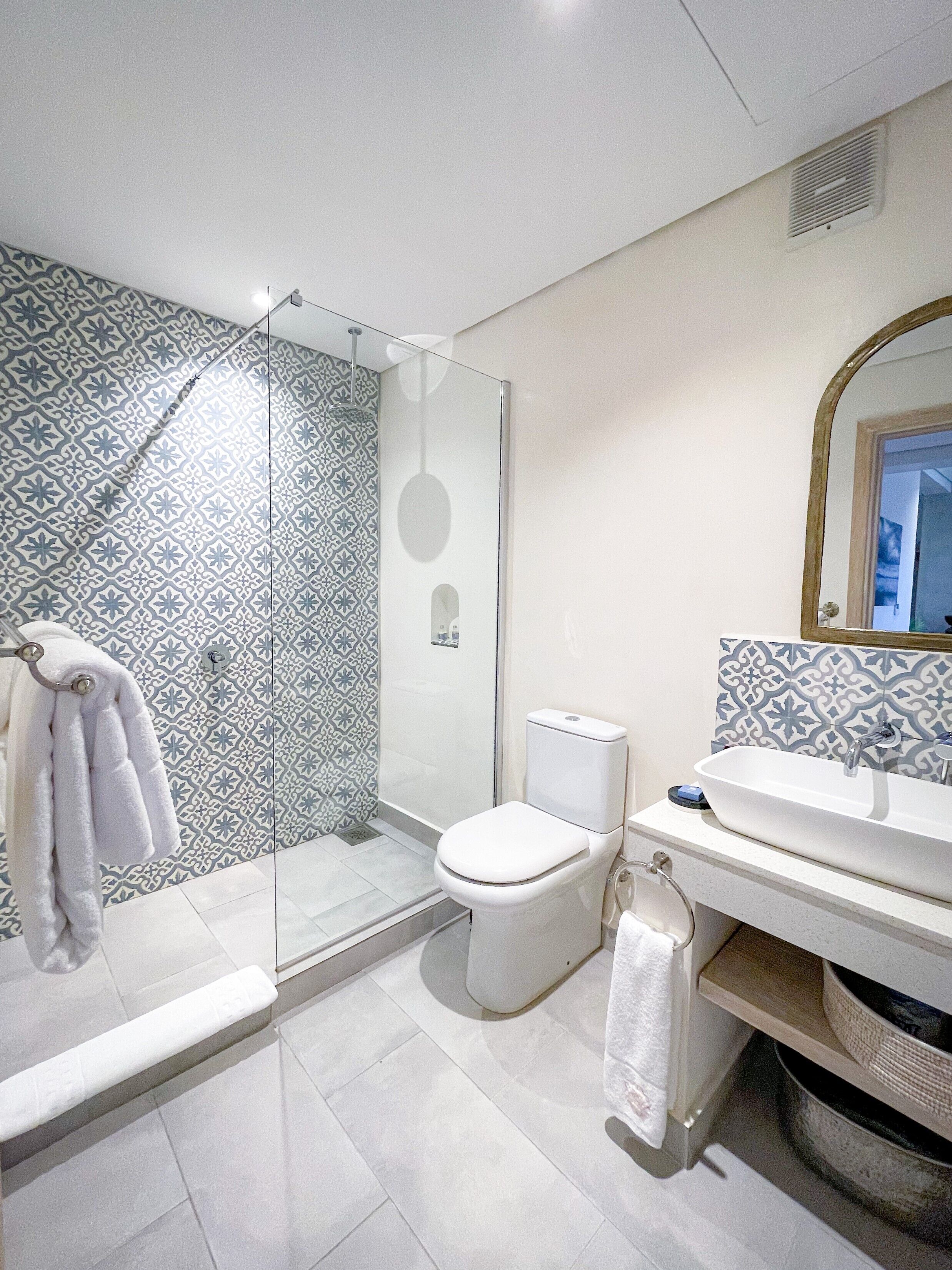 separate bathtub and shower, deep-soaking bathtub, rainfall showerhead