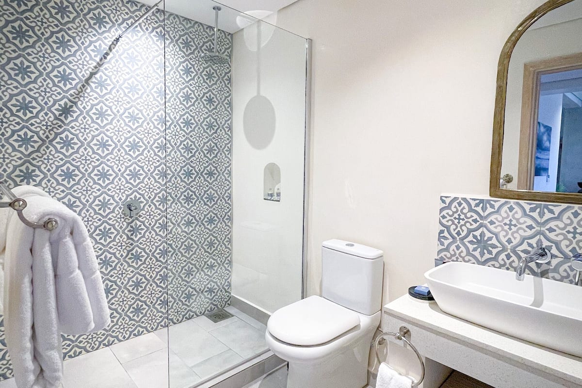 separate bathtub and shower, deep-soaking bathtub, rainfall showerhead