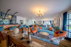 3 Bars/Lounges, Poolbar