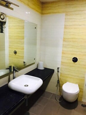 Habitación doble Deluxe, 1 cama matrimonial | Baño | Regadera, amenidades de baño gratuitas, toallas