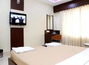 Habitación doble Deluxe, 1 cama matrimonial | Caja de seguridad en la habitación, camas extra y wifi gratis
