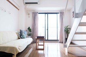 TV, books - MINIMAL SHIMOKITA: Stylish Loft Apt 3min from Sta. (Setagaya City)