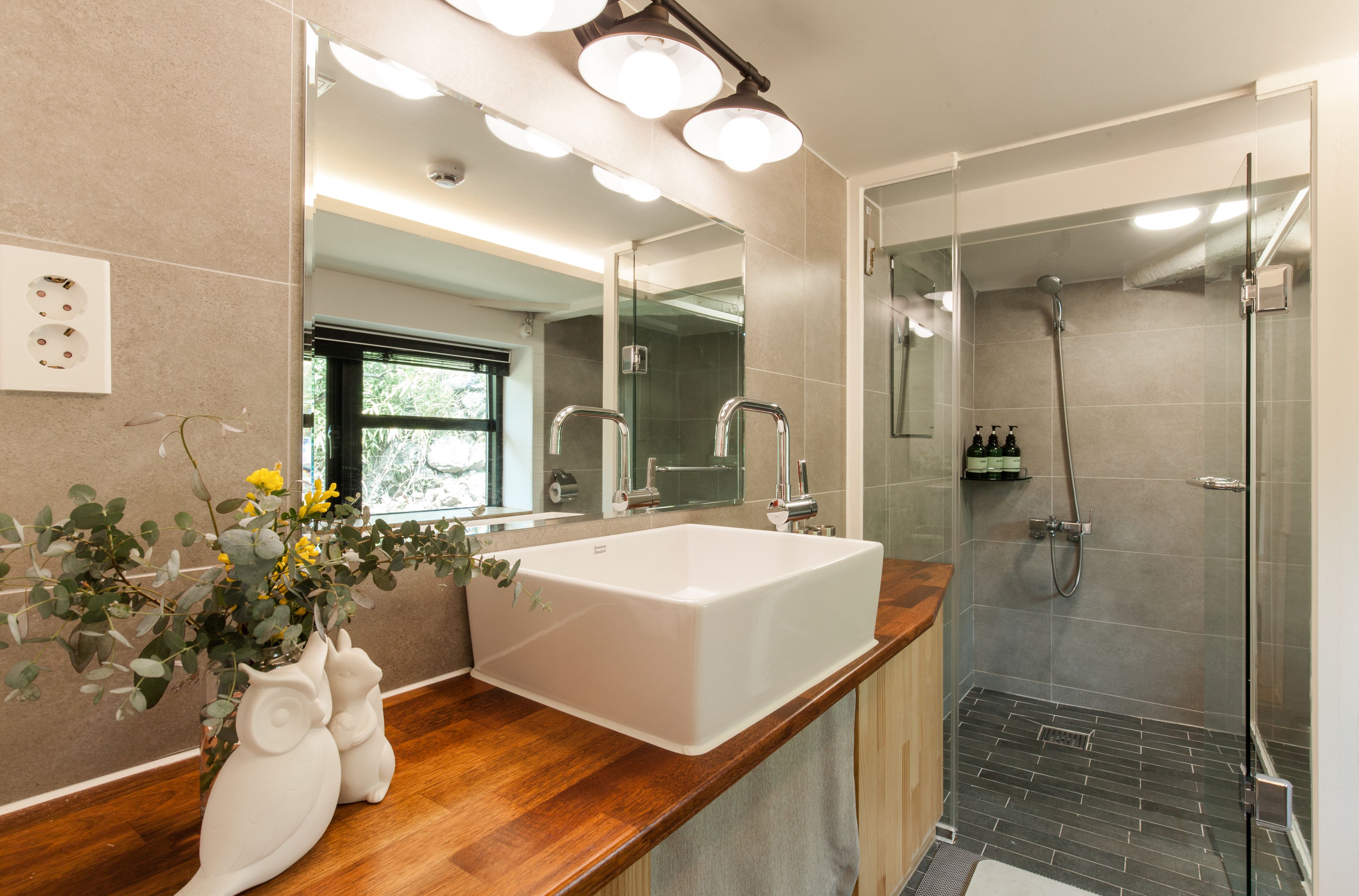Bathroom sink