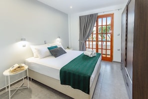 Departamento junior, varias camas, vista al mar | 1 habitación y caja de seguridad en la habitación 