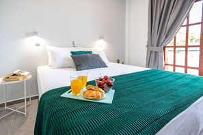 Apartamento júnior, várias camas, vista para o mar | 1 quarto, cofres nos quartos, espaço de trabalho para notebook