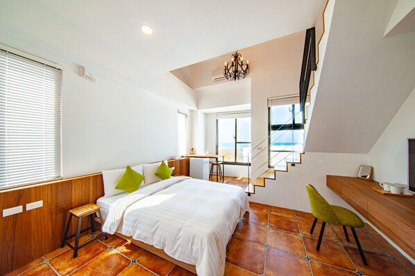 Basic-Vierbettzimmer, Meerblick | Schreibtisch, Verdunkelungsvorhänge, schallisolierte Zimmer