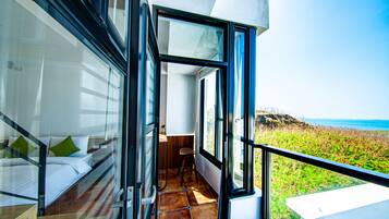 Habitación cuádruple básica, vistas al mar | Escritorio, cortinas opacas, sistema de insonorización y wifi gratis