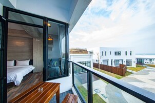 办公桌、遮光窗帘、隔音、免费 WiFi