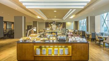 供应早餐、午餐和晚餐