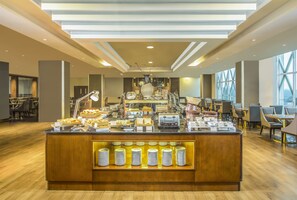 Petit déjeuner, déjeuner et dîner servis sur place