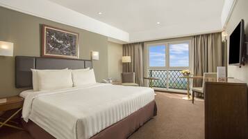 1 kamar tidur, minibar, brankas, dan tirai kedap cahaya