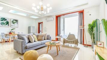 Familienapartment, 3 Schlafzimmer | Wohnzimmer | Fernseher