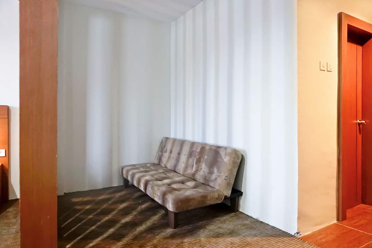 Deluxe Suite | Living area | Flat-screen TV