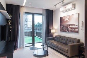 Appartement, 3 slaapkamers (#B213) | Woonkamer | Een lcd-televisie