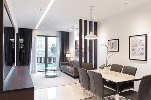Appartement, 3 chambres (#B213) | Aire de séjour | Téléviseur ACL