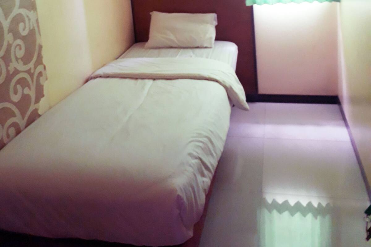 Deluxe Single Room | Meja, Wi-fi percuma, cadar katil