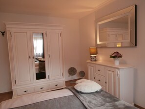 Laptop workspace, blackout drapes, iron/ironing board - Ferienwohnung Anna (Garmisch-Partenkirchen)