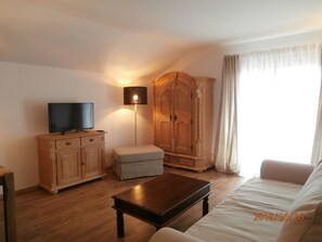 Appartement | Woonruimte | Flatscreentelevisie en een dvd-speler