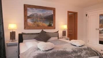 Anna 2 Groundfloor | Laptop workspace, blackout curtains, iron/ironing board